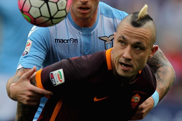 ROME, ITALY - APRIL 03:  Lucas Biglia (L) of SS Lazio competes for the ball with Radja Nainggolan of AS Roma during the Serie A match between SS Lazio and AS Roma at Stadio Olimpico on April 3, 2016 in Rome, Italy.  (Photo by Paolo Bruno/Getty Images)
