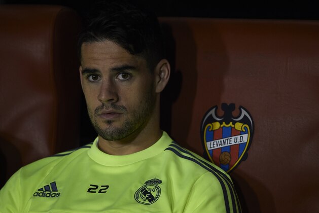 VALENCIA, SPAIN - MARCH 02:  Isco of Real Madrid looks on prior to the La Liga match between Levante UD and Real Madrid at Ciutat de Valencia on March 02, 2016 in Valencia, Spain.  (Photo by Manuel Queimadelos Alonso/Getty Images)