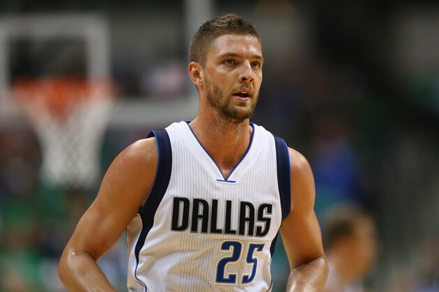 DALLAS, TX - MARCH 01:  Chandler Parsons #25 of the Dallas Mavericks during the first half at American Airlines Center on March 1, 2016 in Dallas, Texas.   NOTE TO USER: User expressly acknowledges and agrees that, by downloading and or using this photograph, User is consenting to the terms and conditions of the Getty Images License Agreement.  (Photo by Ronald Martinez/Getty Images)