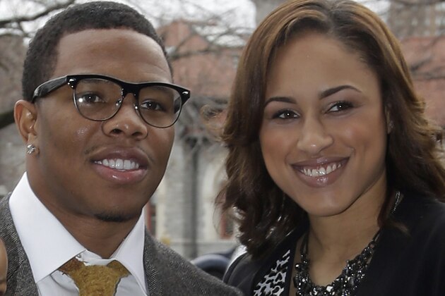 Fotograf?a del 11 de marzo de 2013 que muestra al ex running back de los Ravens de Baltimore Ray Rice (izquieda) con su hoy esposa Janay Palmer en Baltimore. El sindicato de jugadores de la NFL anunci? que contrat? a un investigador para que supervise la pesquisa sobre el asunto de violencia dom?stica en el que Rice estuvo involucrado. (Foto de AP/Patrick Semansky, arc hivo)