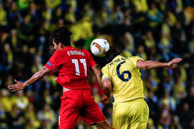 Villarreal's defender Victor Ruiz (R) vies with Liverpool's Brazilian midfielder Roberto Firmino during the UEFA Europa League semifinal first leg football match Villarreal CF vs Liverpool FC at El Madrigal stadium in Vila-real on April 28, 2016. / AFP / BIEL ALINO        (Photo credit should read BIEL ALINO/AFP/Getty Images)