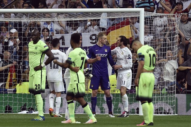 Real Madrid's Welsh forward Gareth Bale (2ndR) comforts Manchester City's goalkeeper Joe Hart at the end of the UEFA Champions League semi-final second leg football match Real Madrid CF vs Manchester City FC at the Santiago Bernabeu stadium in Madrid, on May 4, 2016. / AFP / GERARD JULIEN        (Photo credit should read GERARD JULIEN/AFP/Getty Images)