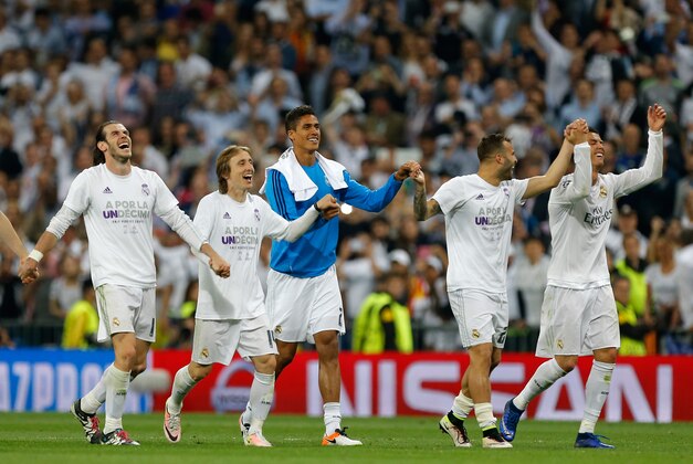 Real Madrid's Gareth Bale, left, and Cristiano Ronaldo, right, celebrate with their teammates at the end of the Champions League semifinal second leg soccer match between Real Madrid and Manchester City at the Santiago Bernabeu stadium in Madrid, Wednesday May 4, 2016. Real Madrid won 1-0. (AP Photo/Francisco Seco)