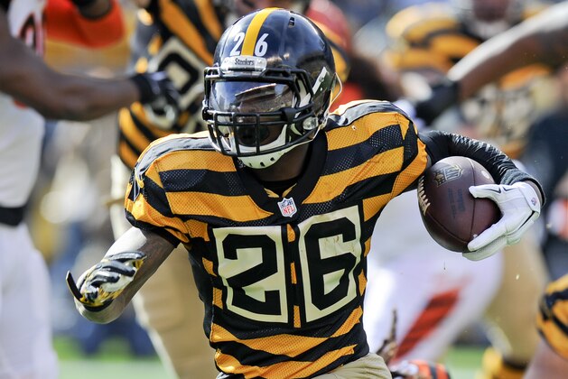 Pittsburgh Steelers running back Le'Veon Bell (26) runs the ball during an NFL football game against the Cincinnati Bengals, Sunday, Nov. 1, 2015, in Pittsburgh. (AP Photo/Don Wright)