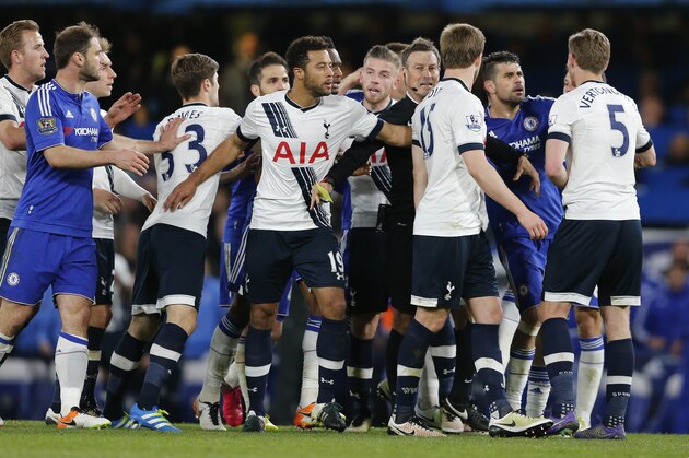 Referee Mark Clattenburg talks with Chelsea and Tottenham players during the English Premier League soccer match between Chelsea and Tottenham Hotspur at Stamford Bridge stadium in London, Monday, May 2, 2016. (AP Photo/Frank Augstein)