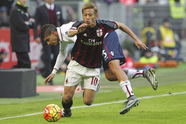 MILAN, ITALY - JANUARY 06:  Keisuke Honda of AC Milan competes for the ball with Adam Masina (back) of Bologna FC of Bologna FC during the Serie A match between AC Milan and Bologna FC at Stadio Giuseppe Meazza on January 6, 2016 in Milan, Italy.  (Photo by Marco Luzzani/Getty Images)
