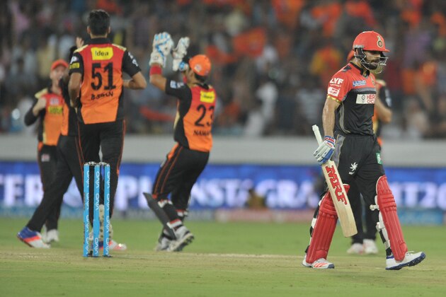 Sunrisers Hyderabad team celebrates the wicket of Virat Kohli(R) captain of Royal Challengers Bangalore  during the 2016 Indian Premier League (IPL) Twenty20 cricket match between Sunrisers Hyderabad and Royal Challengers Bangalore at The Rajiv Gandhi International Stadium in Hyderabad  on April 30, 2016. ----IMAGE RESTRICTED TO EDITORIAL USE - STRICTLY NO COMMERCIAL USE----- / AFP / NOAH SEELAM        (Photo credit should read NOAH SEELAM/AFP/Getty Images)