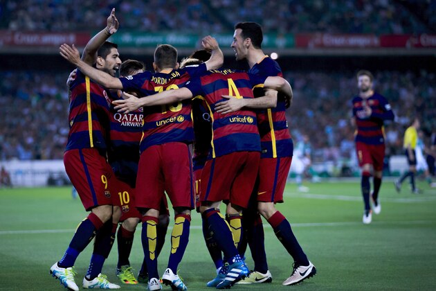 SEVILLE, SPAIN - APRIL 30: Ivan Rakitic (2ndR) celebrates scoring their opening goal with teammates Luis Suarez (L) Jordi Alba (2ndL) and Sergio Busquets Burgos (R) during the La Liga match between Real Betis Balompie and FC Barcelona at Estadio Benito Villamarin on April 30, 2016 in Seville, Spain.  (Photo by Gonzalo Arroyo Moreno/Getty Images)