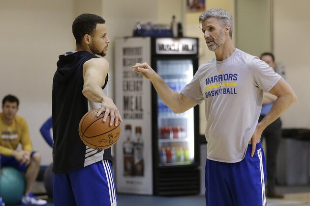 Golden State Warriors' Stephen Curry, left, speaks with player development coach Bruce Fraser during NBA basketball practice on Thursday, May 5, 2016, in Oakland, Calif. Golden State will face the Portland Trail Blazers in Game 3 of a second-round NBA basketball playoff series on Saturday, May 7 in Portland. (AP Photo/Ben Margot)