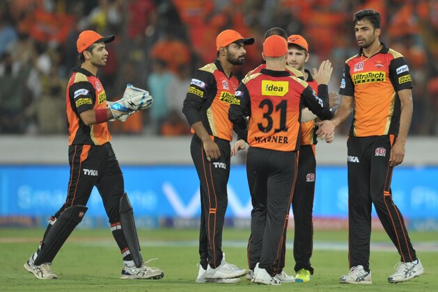 Sunrisers Hyderabad team celebrates the wicket of Royal Challengers Bangalore AB de Villiers during the 2016 Indian Premier League (IPL) Twenty20 cricket match between Sunrisers Hyderabad and Royal Challengers Bangalore at The Rajiv Gandhi International Stadium in Hyderabad  on April 30, 2016. / AFP / NOAH SEELAM        (Photo credit should read NOAH SEELAM/AFP/Getty Images)