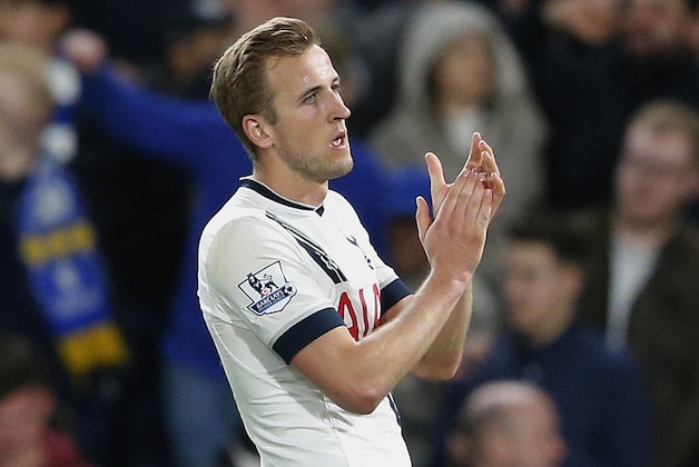 Tottenham's Harry Kane applauds the fans after the English Premier League soccer match between Chelsea and Tottenham Hotspur at Stamford Bridge stadium in London, Monday, May 2, 2016. (AP Photo/Frank Augstein)