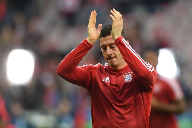 Bayern Munich's Polish striker Robert Lewandowski  applauds as he arrives on the pitch to warm up prior to the UEFA Champions League semi-final, second-leg football match between FC Bayern Munich and Atletico Madrid in Munich, southern Germany, on May 3, 2016. / AFP / Christof Stache        (Photo credit should read CHRISTOF STACHE/AFP/Getty Images)