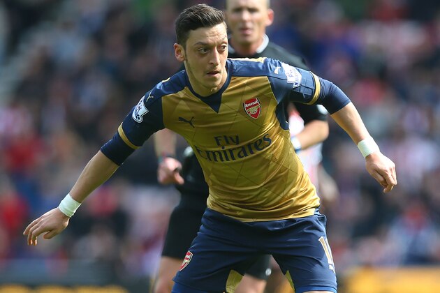 SUNDERLAND, ENGLAND - APRIL 24:  Mesut Ozil of Arsenal controls the ball during the Barclays Premier League match between Sunderland and Arsenal at The Stadium of Light on April 24, 2016 in Sunderland, England. (Photo by Ian MacNicol/Getty images)