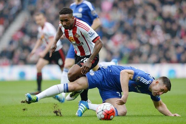 SUNDERLAND, ENGLAND - MAY 07:  Jermain Defoe of Sunderland and Gary Cahill of Chelsea compete for the ball during the Barclays Premier League match between Sunderland and Chelsea at the Stadium of Light on May 7, 2016 in Sunderland, United Kingdom.  (Photo by Gareth Copley/Getty Images)