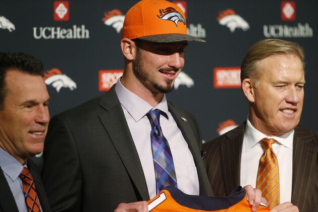 Flanked by head coach Gary Kubiak, left, and general manager John Elway, Denver Broncos' first-round selection in the NFL football draft, quarterback Paxton Lynch from Memphis, is introduced Friday, April 29, 2016, in the team's headquarters in Englewood, Colo. (AP Photo/David Zalubowski)