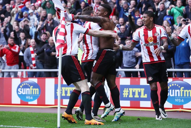 SUNDERLAND, ENGLAND - MAY 07:  Jermain Defoe (C) of Sunderland celebrates scoring his team's third goal with his team mates during the Barclays Premier League match between Sunderland and Chelsea at the Stadium of Light on May 7, 2016 in Sunderland, United Kingdom.  (Photo by Ian MacNicol/Getty Images)