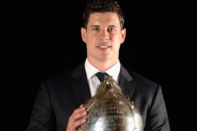 LAS VEGAS, NV - JUNE 24:  Sidney Crosby of the Pittsburgh Penguins poses with  the Hart Memorial Trophy during the 2014 NHL Awards at the Encore Theater at Wynn Las Vegas on June 24, 2014 in Las Vegas, Nevada.  (Photo by Harry How/Getty Images)