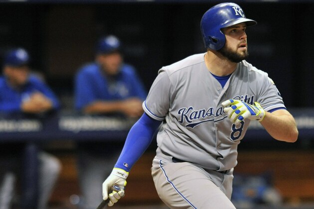 Mike Moustakas, de los Reales de Kansas City, conecta un doble productor frente a los Rays de Tampa Bay, en un juego llevado a cabo el sábado 29 de agosto de 2015 (AP Foto/Steve Nesius)