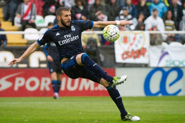 Real Madrid's French forward Karim Benzema controls the ball during the Spanish league football match Rayo Vallecano de Madrid vs Real Madrid CF at the Vallecas stadium in Madrid on April 23, 2016. / AFP / CURTO DE LA TORRE        (Photo credit should read CURTO DE LA TORRE/AFP/Getty Images)