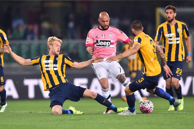 Juventus' Italian forward Simone Zaza (C)vies for the ball with Hellas Verona's Swedish defender Filip Helander (L) and Hellas Verona's Italian defender Eros Pisano during the Italian Serie A football match between Hellas Verona and Juventus on May 08, 2016 at the Bentegodi Stadium in Verona.   / AFP / GIUSEPPE CACACE        (Photo credit should read GIUSEPPE CACACE/AFP/Getty Images)