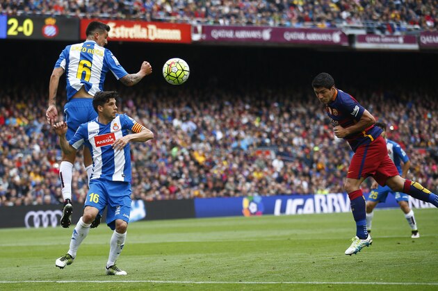 FC Barcelona's Luis Suarez, right, heads the ball to score against Espanyol's Enzo Roco, left, and Javi Lopez during a Spanish La Liga soccer match between FC Barcelona and Espanyol at the Camp Nou stadium in Barcelona, Spain, Sunday, May 8, 2016. (AP Photo/Manu Fernandez)