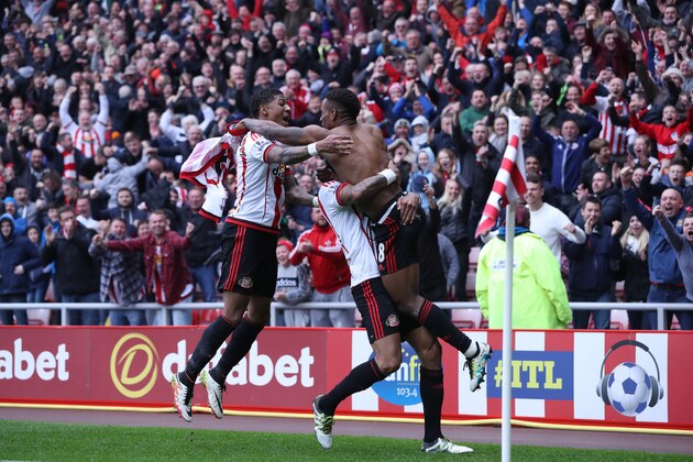 SUNDERLAND, ENGLAND - MAY 07:  Jermain Defoe of Sunderland celebrates after he scores during the Barclays Premier League match between Sunderland and Chelsea at The Stadium of Light on May 7, 2016 in Sunderland, England. (Photo by Ian MacNicol/Getty images)