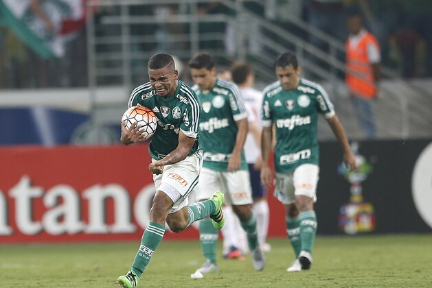 Gabriel Jesus of Brazil's Palmeiras celebrates after scoring against Uruguay's Nacional during a Copa Libertadores soccer match in Sao Paulo, Brazil, Wednesday, March 9, 2016. (AP Photo/Andre Penner)