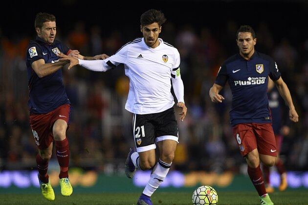 VALENCIA, SPAIN - MARCH 06:  Andre Gomes (21) of Valencia competes for the ball with Gabi of Atletico de Madrid during the La Liga match between Valencia CF and Atletico de Madrid at Estadi de Mestalla on March 06, 2016 in Valencia, Spain.  (Photo by Manuel Queimadelos Alonso/Getty Images)