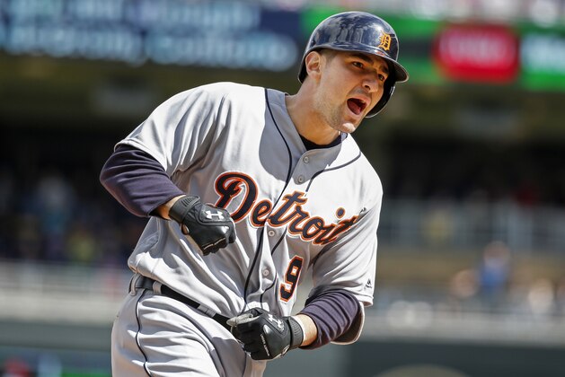 Nick Castellanos de los Tigres de Detroit tras batear un jonrón de tres carreras ante los Mellizos de Minnesota el domingo 1 de mayo de 2016. (AP Photo/Bruce Kluckhohn)