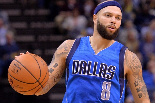 Dallas Mavericks guard Deron Williams (8) plays in the first half of an NBA basketball game against he Memphis Grizzlies Tuesday, Nov. 24, 2015, in Memphis, Tenn. (AP Photo/Brandon Dill)