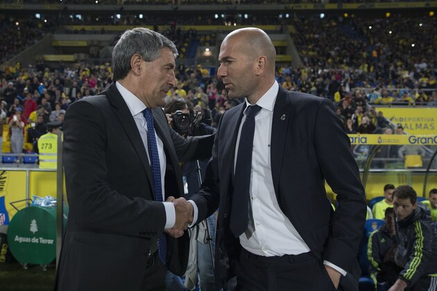 LAS PALMAS, SPAIN - MARCH 13: Headcoach Zinedine Zidane (R) of Real Madrid CF shakes hands with Quique Setien (L) of UD Las Palmas during the La Liga match between UD Las Palmas and Real Madrid CF at Estadio de Gran Canaria on March 13, 2016 in Las Palmas, Spain.  (Photo by Gonzalo Arroyo Moreno/Getty Images)