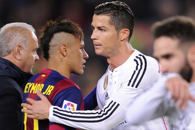 Real Madrid's Cristiano Ronaldo, centre right, pats Barcelona's Neymar on the back at the end of  a Spanish La Liga soccer match between FC Barcelona and Real Madrid at Camp Nou stadium, in Barcelona, Spain, Sunday, March 22, 2015. (AP Photo/Manu Fernandez)
