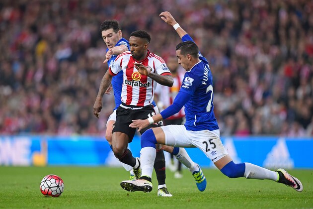 SUNDERLAND, ENGLAND - MAY 11:  Jermain Defoe of Sunderland takes on Gareth Barry and Ramiro Funes Mori of Everton during the Barclays Premier League match between Sunderland and Everton at the Stadium of Light on May 11, 2016 in Sunderland, England.  (Photo by Stu Forster/Getty Images)