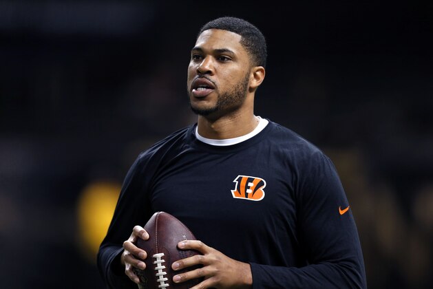 Cincinnati Bengals quarterback Jason Campbell warms up before an NFL football game against the New Orleans Saints in New Orleans, Sunday, Nov. 16, 2014. (AP Photo/Rogelio Solis)