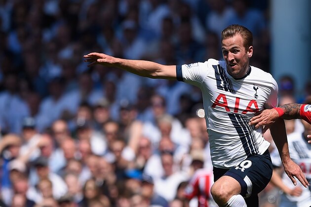 LONDON, ENGLAND - MAY 08:  Harry Kane of Tottenham Hotspur is challenged by Jose Fonte of Soiuthampton during the Barclays Premier League match between Tottenham Hotspur and Southampton at White Hart Lane on May 08, 2016 in London, England.  (Photo by Mike Hewitt/Getty Images)