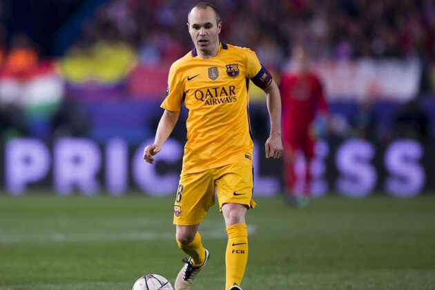 MADRID, SPAIN - APRIL 13: Andres Iniesta of FC Barcelona controls the ball during the UEFA Champions League quarter final, second leg match between Club Atletico de Madrid and FC Barcelona at the Vincente Calderon on April 13, 2016 in Madrid, Spain.  (Photo by Gonzalo Arroyo Moreno/Getty Images)