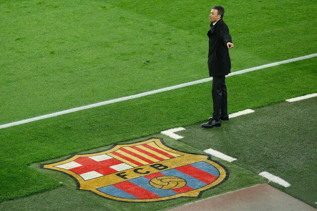 Barcelona's coach Luis Enrique gestures from the sidelines during the 'Clasico' Spanish league football match FC Barcelona vs Real Madrid CF at the Camp Nou stadium in Barcelona on April 2, 2016. / AFP / PAU BARRENA        (Photo credit should read PAU BARRENA/AFP/Getty Images)