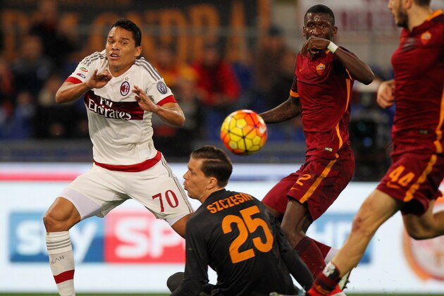 ROME, ITALY - JANUARY 09: Carlos Bacca (L) of AC Milan competes for the ball with AS Roma goalkeeper Wojchiec Szczesny during the Serie A match between AS Roma and AC Milan at Stadio Olimpico on January 9, 2016 in Rome, Italy.  (Photo by Paolo Bruno/Getty Images)