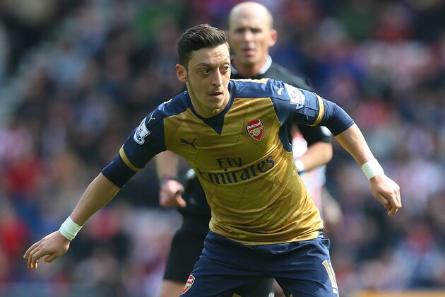 SUNDERLAND, ENGLAND - APRIL 24:  Mesut Ozil of Arsenal controls the ball during the Barclays Premier League match between Sunderland and Arsenal at The Stadium of Light on April 24, 2016 in Sunderland, England. (Photo by Ian MacNicol/Getty images)