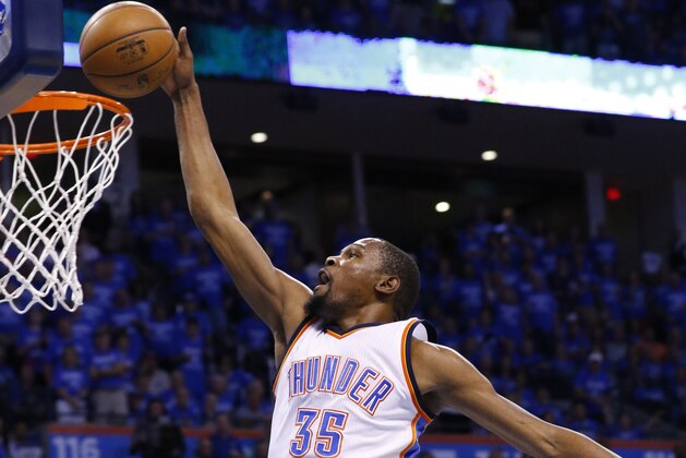 Kevin Durant, del Thunder de Oklahoma City, clava el balón en el primer cuarto del sexto juego de la segunda ronda de los playoffs de la Conferencia del Oeste de la NBA ante los Spurs de San Antonio en Oklahoma City, el jueves 12 de mayo de 2016. (AP Photo/Alonzo Adams)
