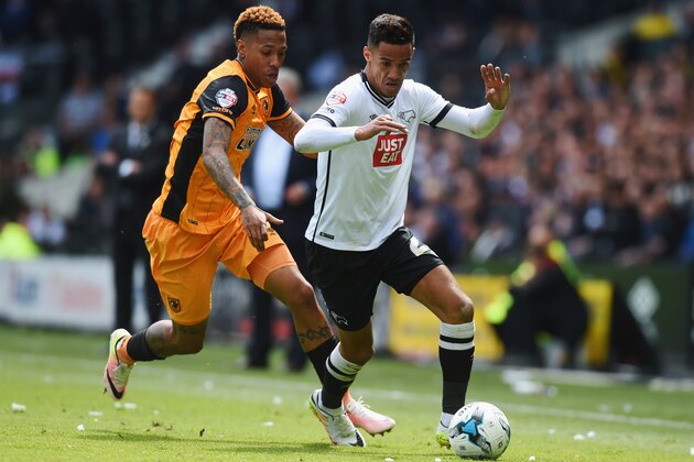 DERBY, UNITED KINGDOM - MAY 14:  Tom Ince of Derby County is chased by Abel Hernandez of Hull City during the Sky Bet Championship Play Off semi final first leg match between Derby County and Hull City at the iPro Stadium on May 14, 2016 in Derby, England.  (Photo by Michael Regan/Getty Images)