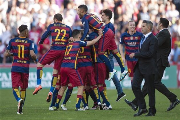 FC Barcelona’s, Neymar da Silva from Brazil, Aleix Vidal, Munir el Haddadi, Sergio Busquets, Rafael Alcantara from Brazil from left, celebrate winning the Spanish League title, at the end of their Spanish La Liga last round soccer match against Granada at Los Carmenes stadium in Granada, Spain, Saturday, May 14, 2016. (AP Photo/Daniel Tejedor)