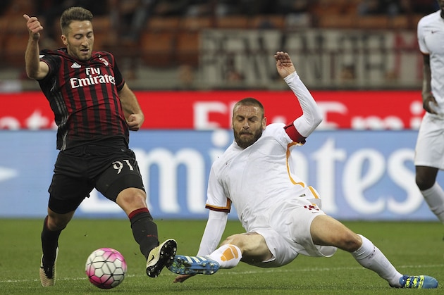 MILAN, ITALY - MAY 14:  Andrea Bertolacci of AC Milan is challenged by Daniele De Rossi of AS Roma during the Serie A match between AC Milan and AS Roma at Stadio Giuseppe Meazza on May 14, 2016 in Milan, Italy.  (Photo by Marco Luzzani/Getty Images)