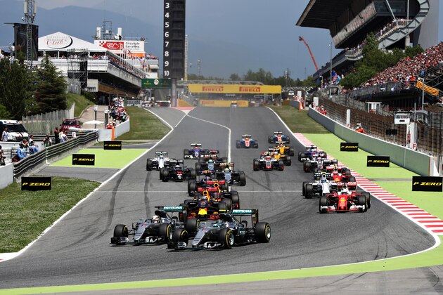 MONTMELO, SPAIN - MAY 15:  Nico Rosberg of Germany driving the (6) Mercedes AMG Petronas F1 Team Mercedes F1 WO7 Mercedes PU106C Hybrid turbo and Lewis Hamilton of Great Britain driving the (44) Mercedes AMG Petronas F1 Team Mercedes F1 WO7 Mercedes PU106C Hybrid turbo battle for position into the first corner during the Spanish Formula One Grand Prix at Circuit de Catalunya on May 15, 2016 in Montmelo, Spain.  (Photo by Mark Thompson/Getty Images)