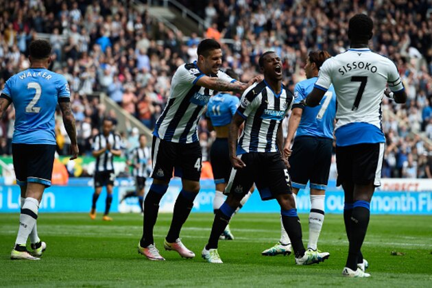 NEWCASTLE UPON TYNE, ENGLAND - MAY 15:  Georginio Wijnaldum (C) of Newcastle United celebrates scoring his team's first goal with his team mates Aleksandar Mitrovic (L) and Moussa Sissoko (R) during the Barclays Premier League match between Newcastle United and Tottenham Hotspur at St James' Park on May 15, 2016 in Newcastle, England.  (Photo by Stu Forster/Getty Images)
