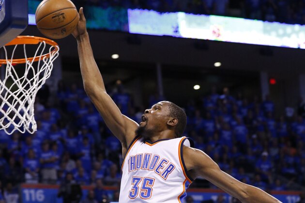 Kevin Durant, del Thunder de Oklahoma City, clava el balón en el primer cuarto del sexto juego de la segunda ronda de los playoffs de la Conferencia del Oeste de la NBA ante los Spurs de San Antonio en Oklahoma City, el jueves 12 de mayo de 2016. (AP Photo/Alonzo Adams) Kevin Durant, del Thunder de Oklahoma City, clava el balón en el primer cuarto del sexto juego de la segunda ronda de los playoffs de la Conferencia del Oeste de la NBA ante los Spurs de San Antonio en Oklahoma City, el jueves 12 de mayo de 2016. (AP Photo/Alonzo Adams)