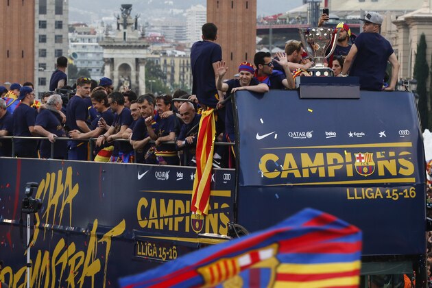 FC Barcelona players parade on a bus through the streets of Barcelona to celebrate their 24th La Liga title, in Barcelona, on May 15, 2016
Barcelona sealed their 24th La Liga title on May 14, 2016 at Granada to hold off Real Madrid's late-season surge.

 / AFP / PAU BARRENA        (Photo credit should read PAU BARRENA/AFP/Getty Images)