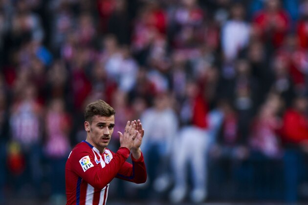 MADRID, SPAIN - MAY 14: Antoine Griezmann of Atletico de Madrid claps as he leaves the pitch during the La Liga match between  Club Atletico de Madrid and Real Club Celta de Vigo at Vicente Calderon Stadium on May 14, 2016 in Madrid, Spain. (Photo by Gonzalo Arroyo Moreno/Getty Images)