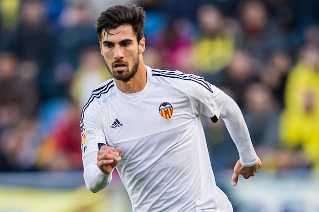 VILLARREAL, SPAIN - DECEMBER 31:  Andre Gomes of Valencia CF in action  during the Villarreal CF vs Valencia CF as part of the Liga BBVA 2015-2016 at El Madrigal on December 31, 2015 in Villarreal, Spain.  (Photo by Aitor Alcalde/Power Sport Images/Getty Images)