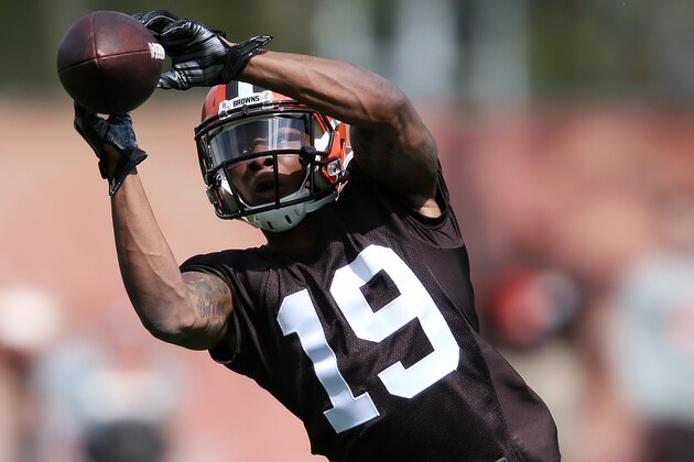 Cleveland Browns wide receiver Corey Coleman (19) catches a pass during NFL football rookie camp at the practice facility Friday, May 13, 2016, in Berea, Ohio. (AP Photo/Ron Schwane)